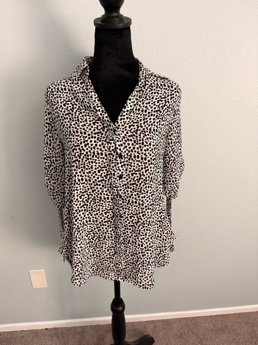 Button up black and white blouse